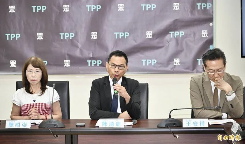 蔡其昌的公路法被批評是拖延蟑螂的法令，陳清龍認為是為了阻止對方修正草案。