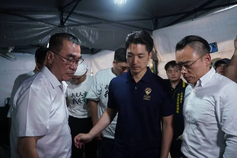 蔣萬安陪李四川探訪 給換洗衣物支持絕食小雞