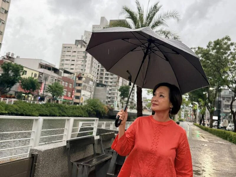 柯志恩PO撐傘照高雄天氣變天