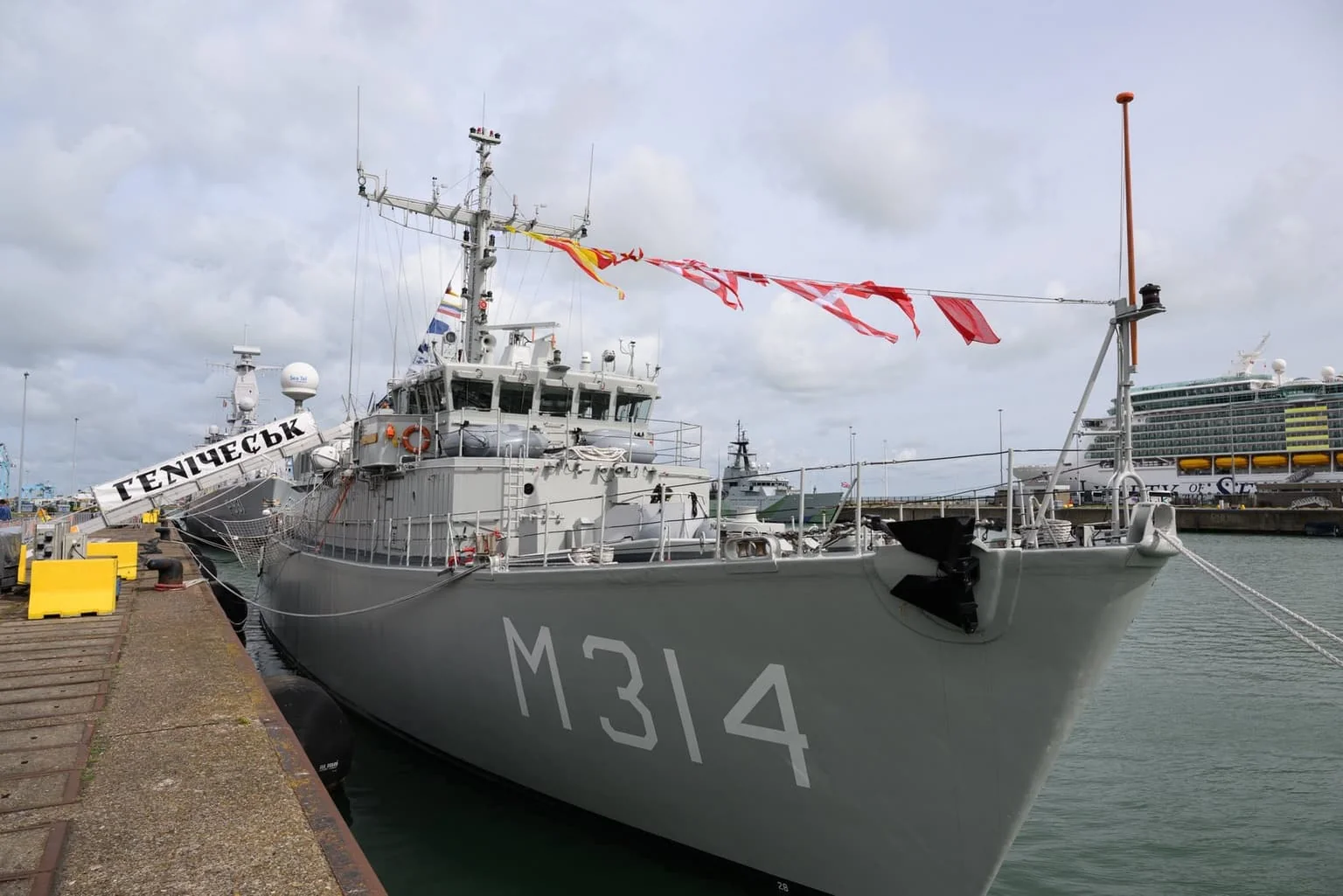 Netherlands Donates Alkmaar Minehunter to Ukraine.