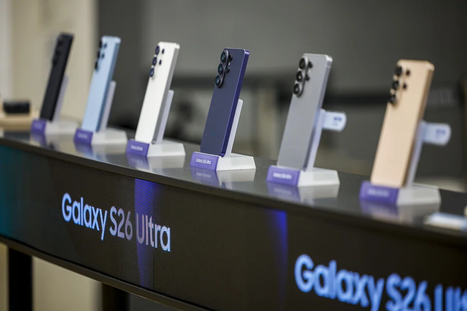 Samsung Regains Smartphone Lead Amid Memory Shortage.