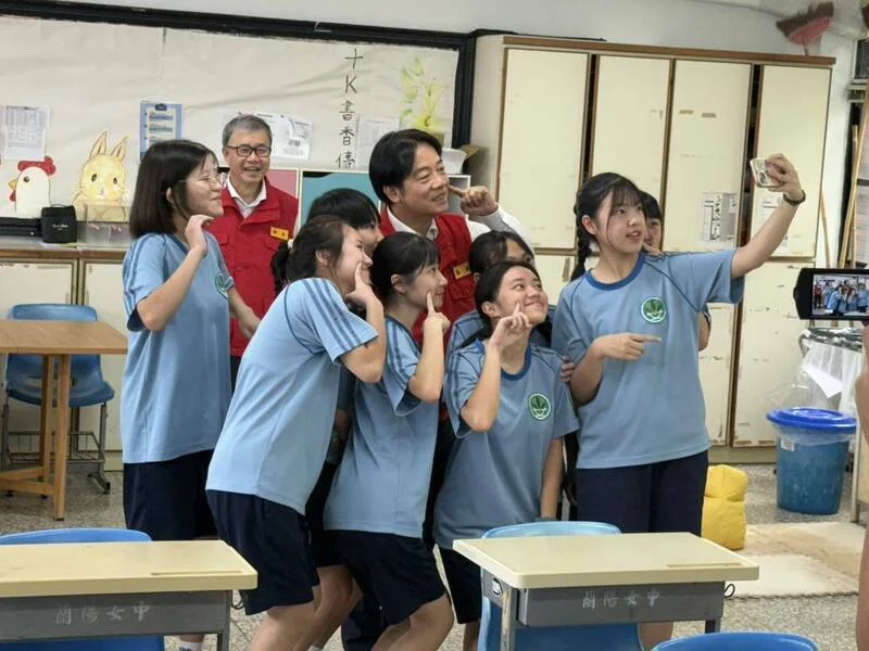 總統出征蘭陽女中合影　學生被告再呼籲：願台灣更好